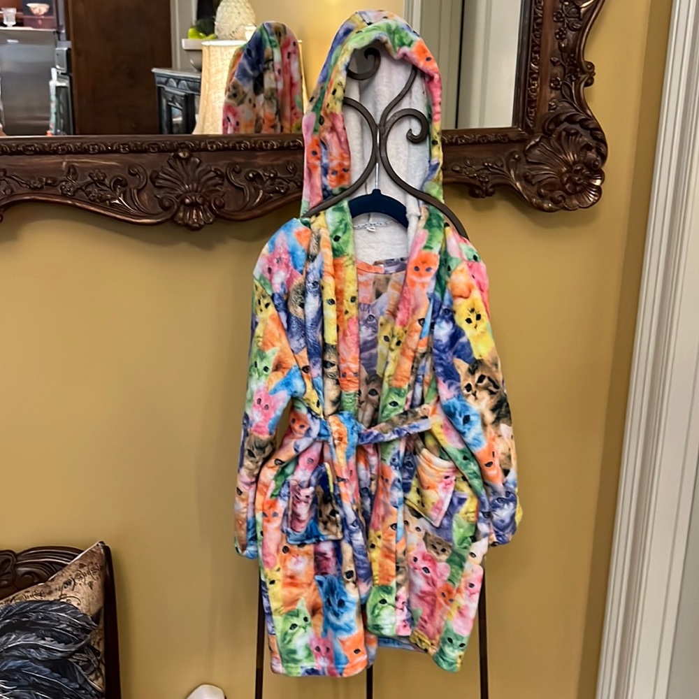 Girls matching gown and robe. GUC. Colorful cats.